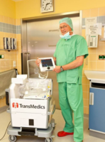 Prof. Dr. Axel Haverich mit dem OCS Lung